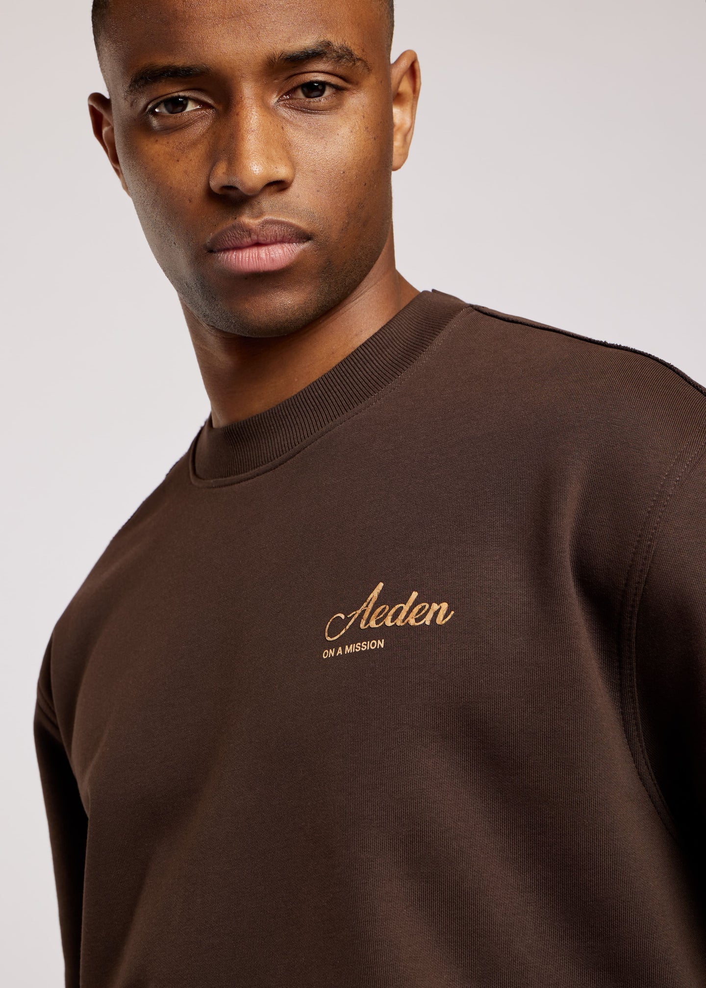 AEDEN SOLAN GEWATTEERDE TRUI BRUIN.